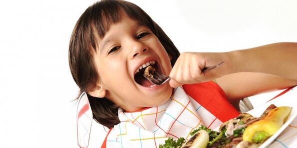 l'enfant mange des légumes sur un régime de pancréatite