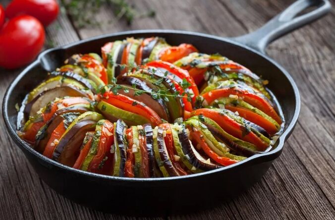 Décorer avec des tomates et des courgettes